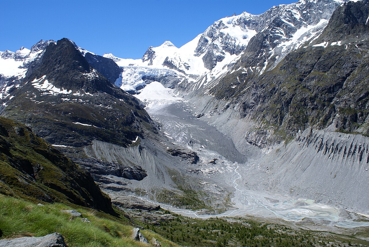Foto van de Mont Miné-gletsjer en het gletsjervoorland op 23 juni 2010